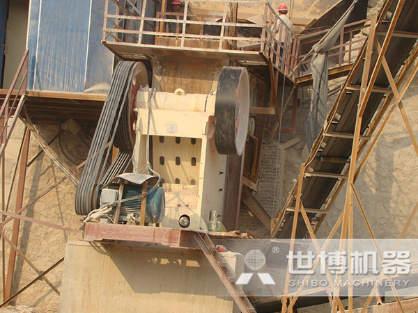 顎式破碎機(jī)碎石現(xiàn)場