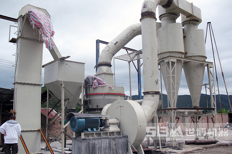 露天磨粉機生產(chǎn)現(xiàn)場，防潮措施要做好