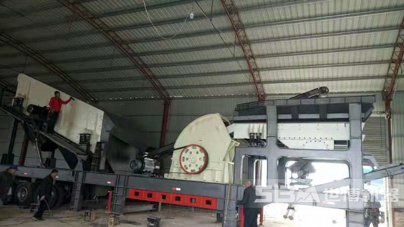 移動(dòng)重型錘破篩分機(jī)