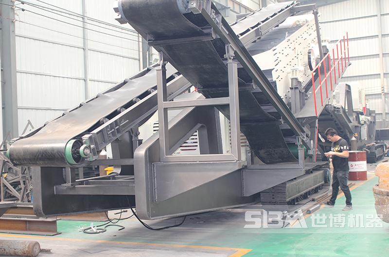 履帶式移動(dòng)破碎篩分機(jī)生產(chǎn)車(chē)間