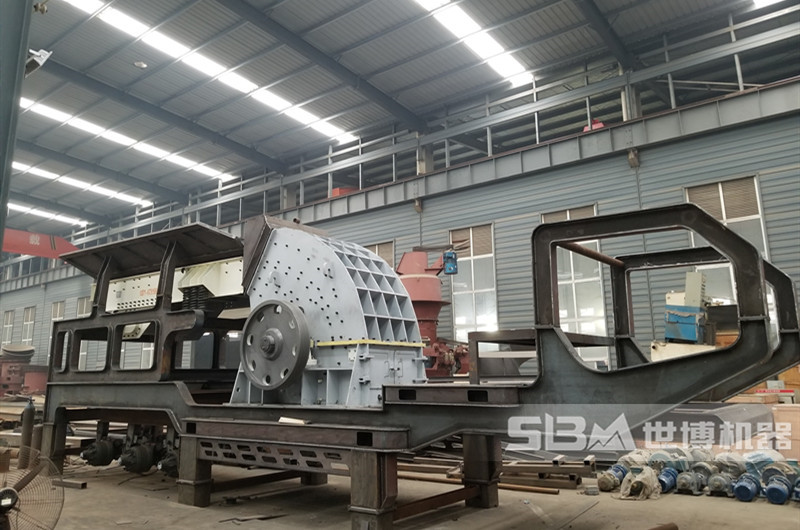 重錘破碎機(jī)廠家，圖為河南世博廠家生產(chǎn)的移動(dòng)重錘破碎機(jī)