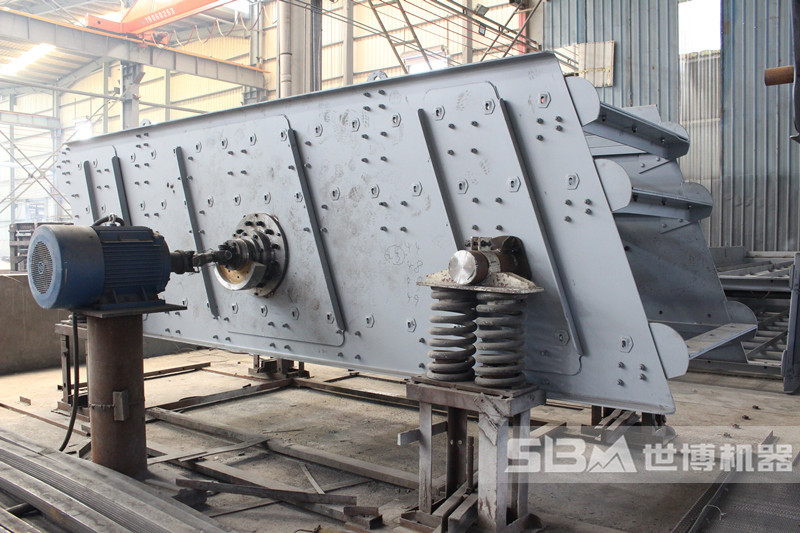 大型篩砂石料機(jī)，振動篩生產(chǎn)車間