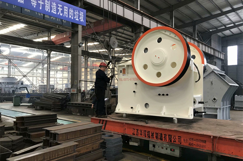 顎式破碎機(jī)，粗碎大理巖