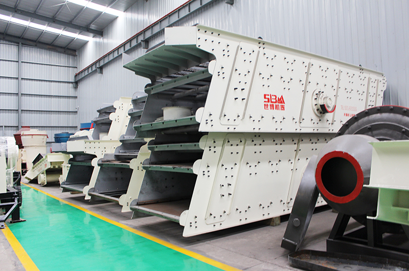 河南世博礦山碎石設(shè)備廠家，圖為振動篩車間