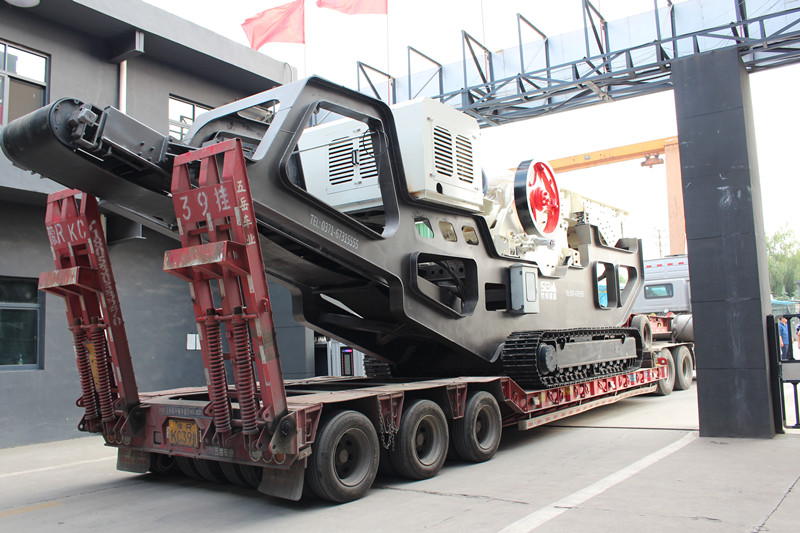世博機器廠家生產(chǎn)的成品69顎破履帶移動破碎機裝車發(fā)貨