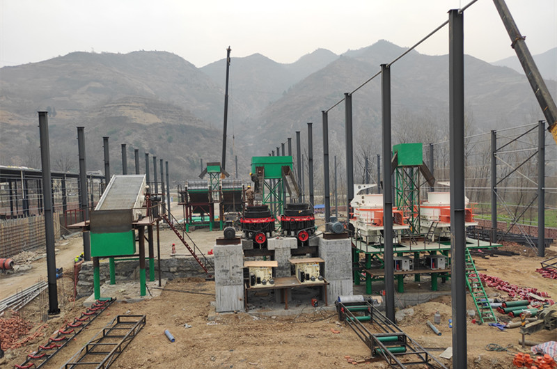 圓錐破碎機(jī)、制砂機(jī)、振動篩安裝現(xiàn)場