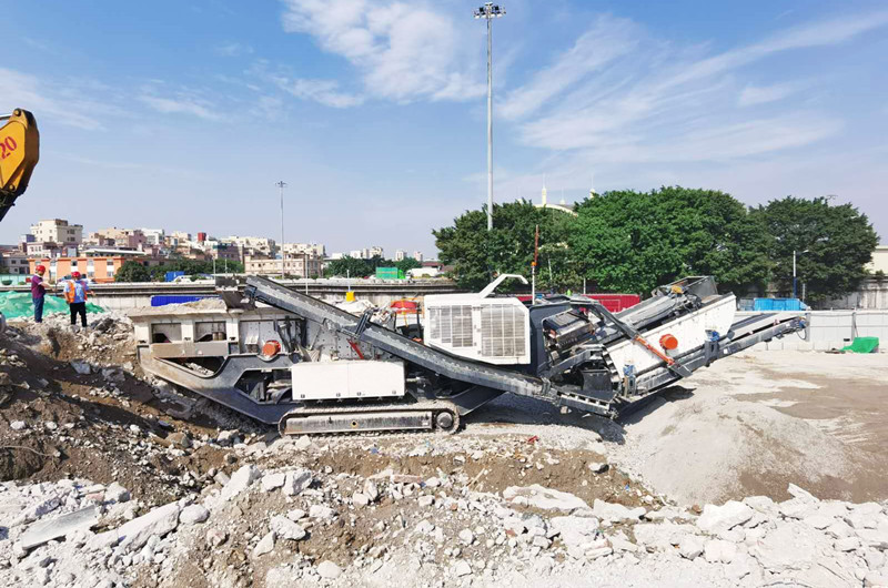 履帶移動破碎篩分機破碎建筑垃圾現(xiàn)場