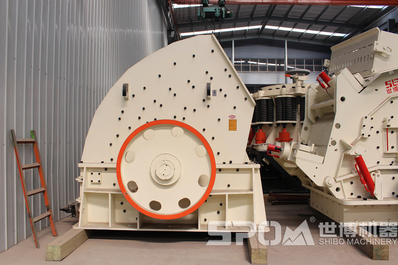 世博廠家車間1512重錘破碎機(jī)