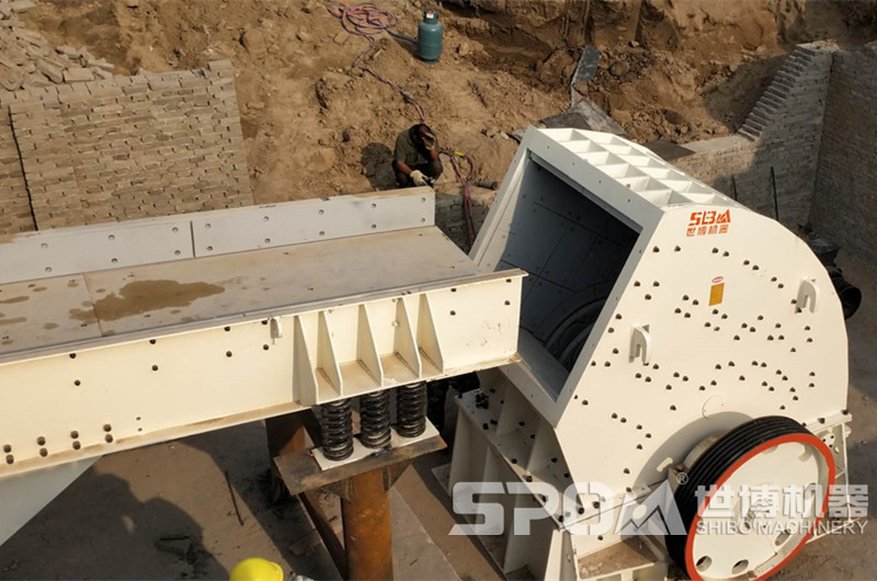 1512重錘破碎機(jī)現(xiàn)場圖，進(jìn)料口細(xì)節(jié)圖