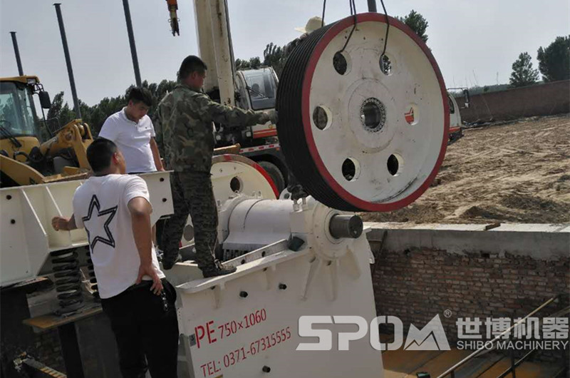 750x1060顎式破碎機安裝現場圖