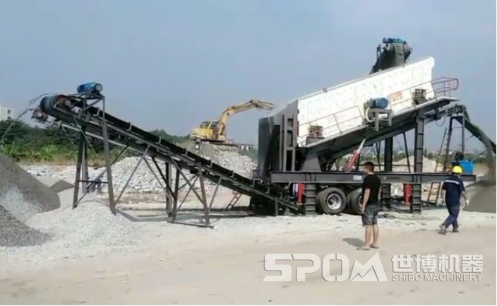 移動(dòng)方便的石子振動(dòng)篩現(xiàn)場圖
