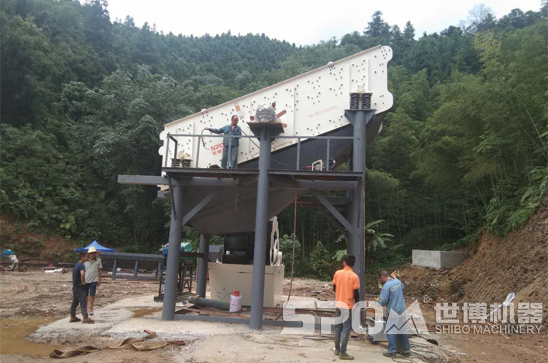 振動篩安裝現(xiàn)場圖，安裝角度可見