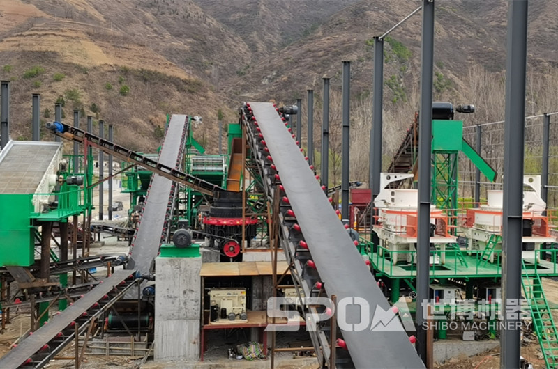 碎石機(jī)安裝現(xiàn)場(chǎng)，安裝好后加蓋廠房，室內(nèi)生產(chǎn)更環(huán)保