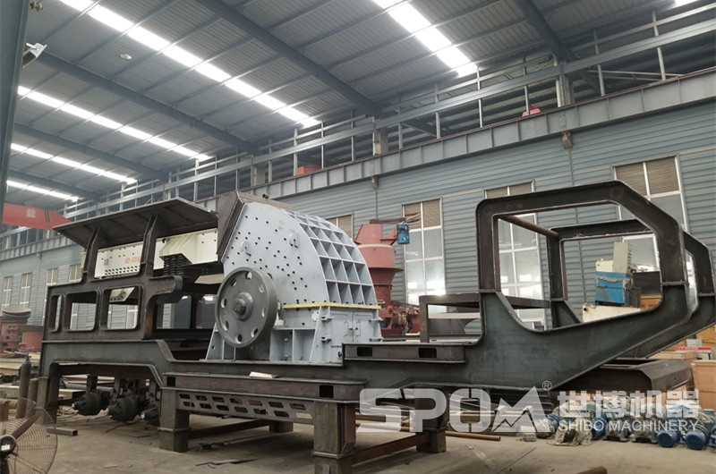 世博移動重錘破碎機生產(chǎn)車間