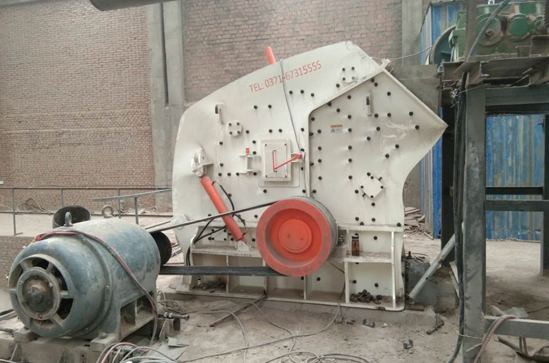 反擊破碎機(jī)破碎凝灰?guī)r現(xiàn)場(chǎng)