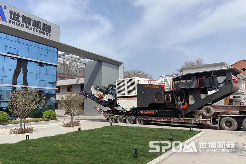 大型履帶移動破碎機(jī)裝車發(fā)貨