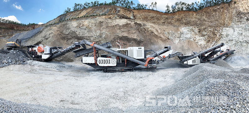 履帶移動(dòng)碎石機(jī)破碎石子現(xiàn)場(chǎng)圖