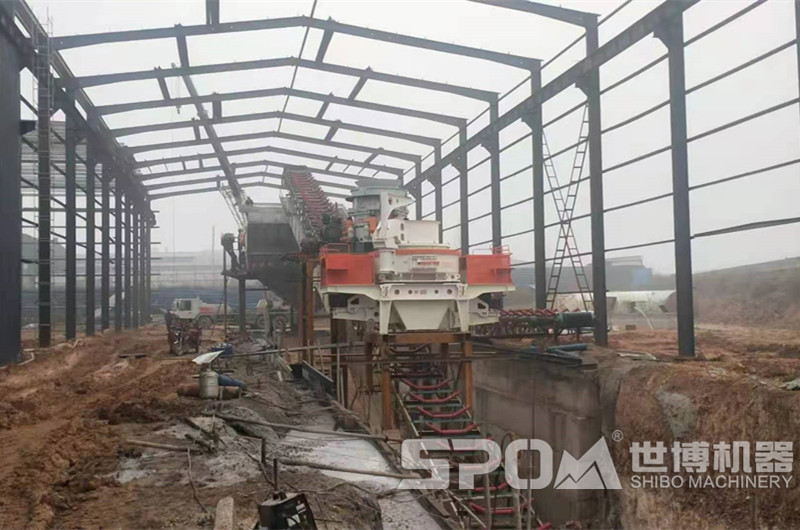 時產500噸立式打沙機客戶現(xiàn)場，正在安裝