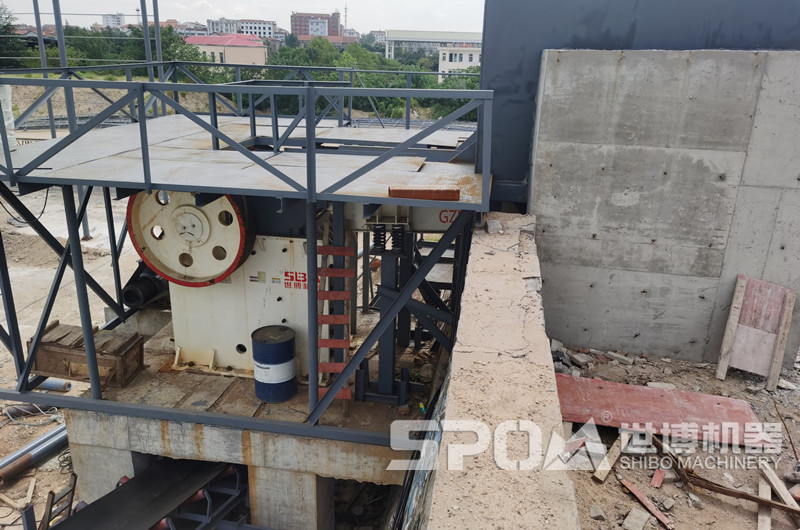 小型石子破碎機(jī)現(xiàn)場(chǎng)圖，家庭用小顎破